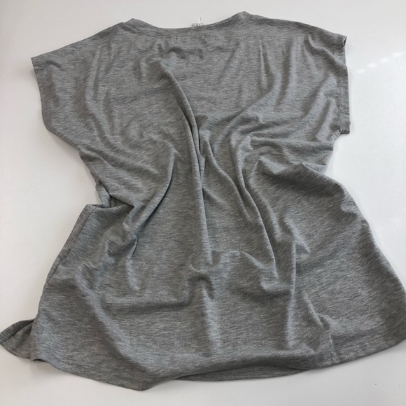 Simple and cute gray tee shirt with front pocket - Picture 3 of 3